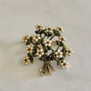 Monet White and Gold Floral Brooch